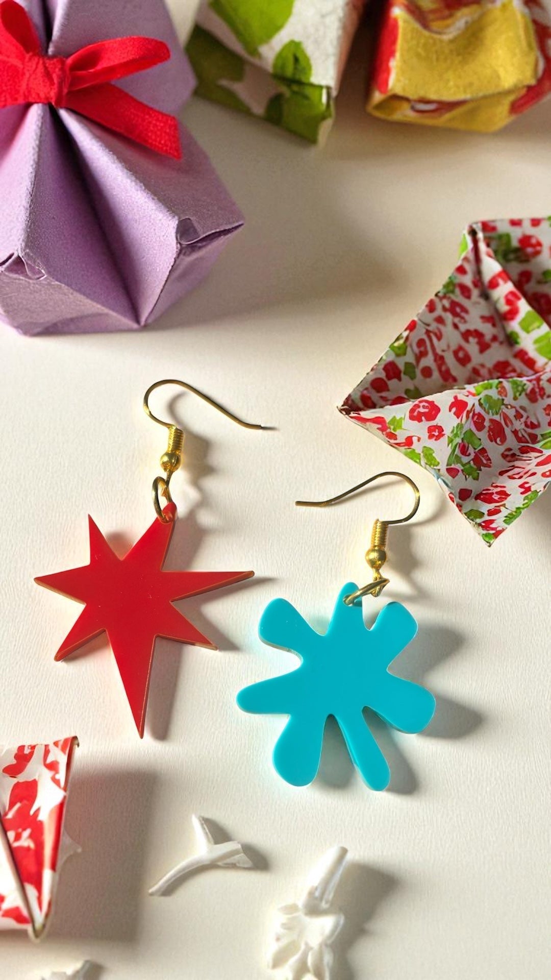 Red and Blue Kiki Bouba Earrings Linguistics Inspired Abstract Acrylic Cognitive Science Jewelry Mismatched Statement Gifts Memphis Milano