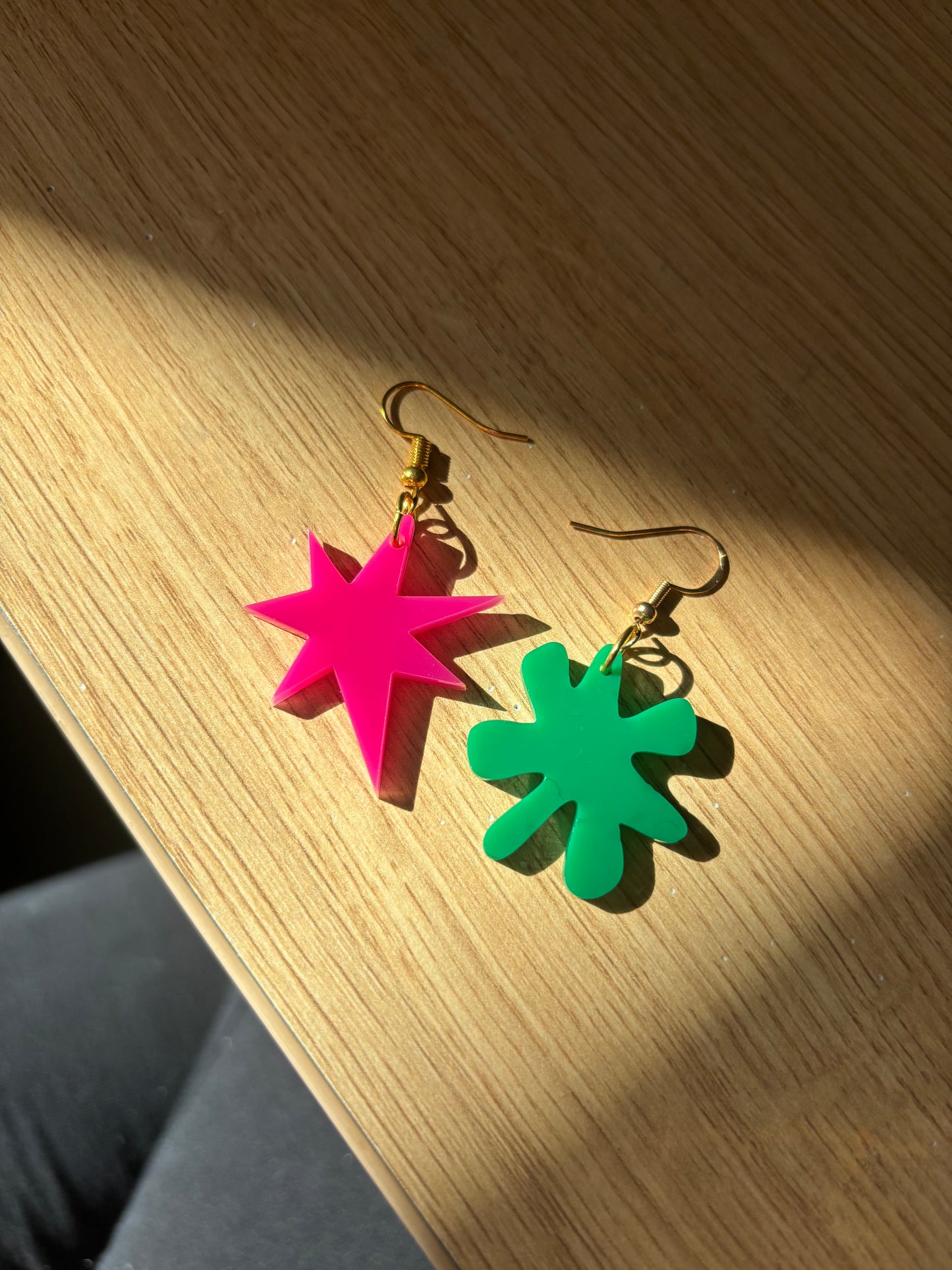 Pink and Green Kiki Bouba Earrings Linguistics Inspired Abstract Acrylic Cognitive Science Jewelry Mismatched Statement Gifts Memphis Milano