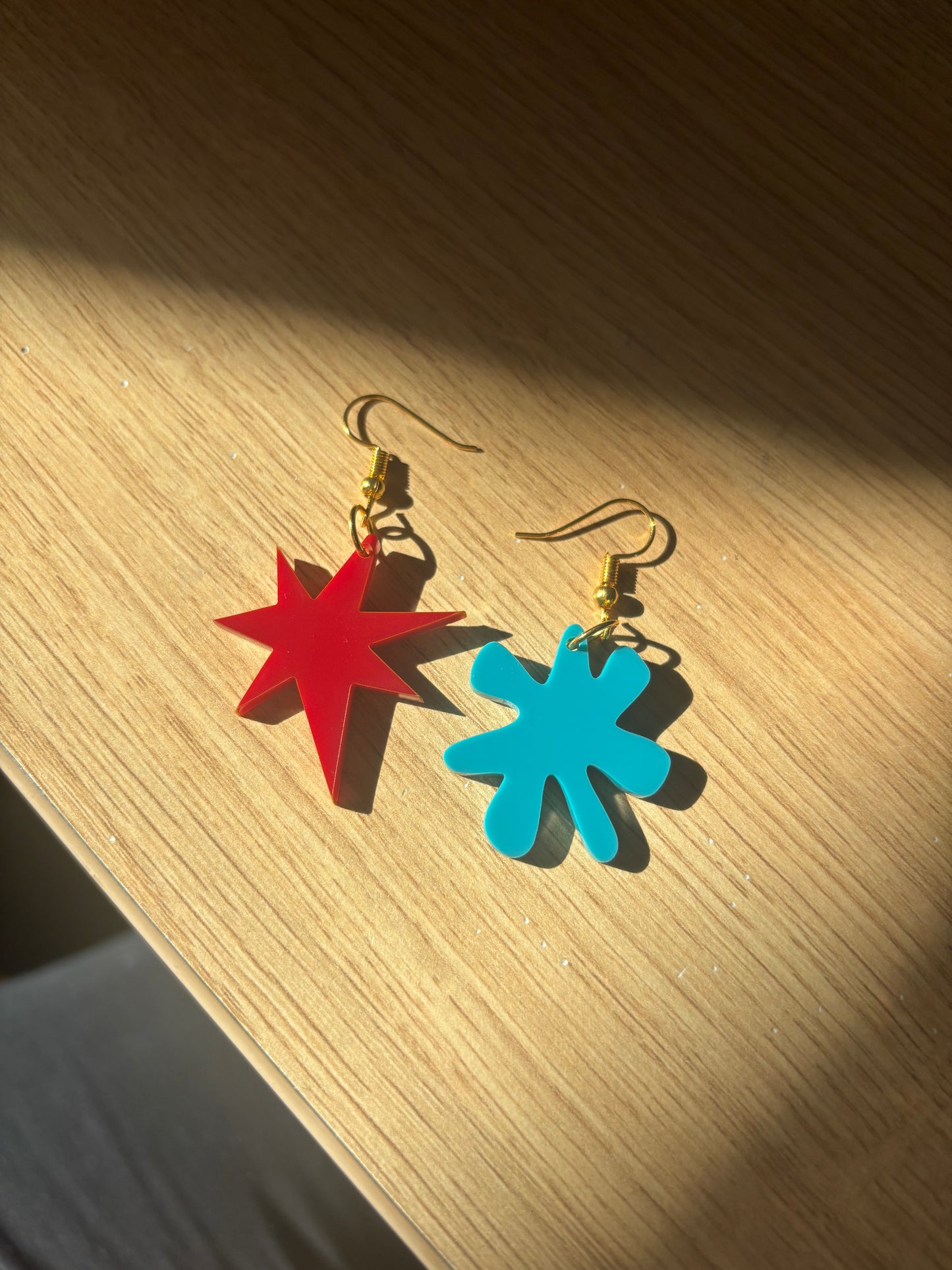 Red and Blue Kiki Bouba Earrings Linguistics Inspired Abstract Acrylic Cognitive Science Jewelry Mismatched Statement Gifts Memphis Milano