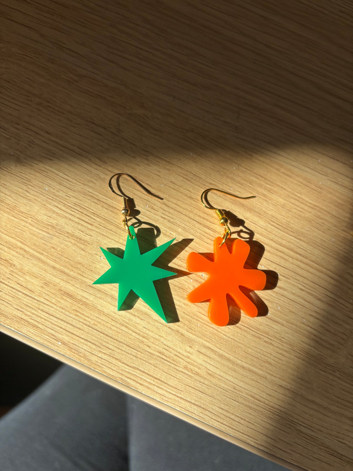 Green and Orange Kiki Bouba Earrings Linguistics Inspired Abstract Acrylic Cognitive Science Jewelry Mismatched Statement Gifts Memphis Milano