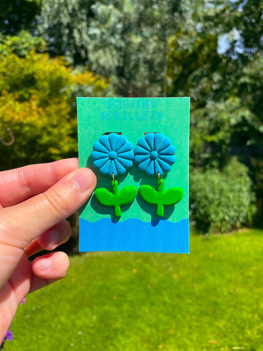 Blue & Green Retro Flower Earrings – Handmade 60s/70s Inspired Polymer Clay Drops | Boho Hippie Statement Jewelry, Vintage Costume Accessory